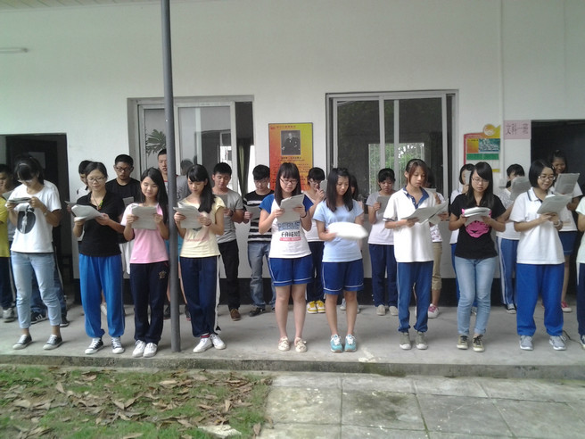 復(fù)讀學(xué)生照片.jpg 復(fù)讀學(xué)生照片.jpg