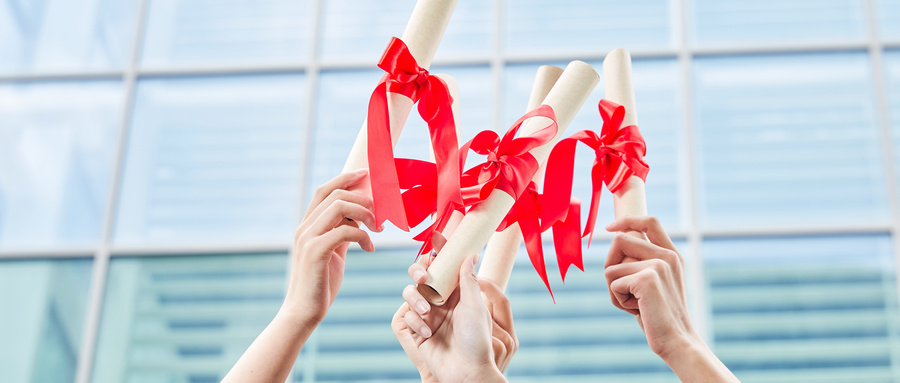 攝圖網_501276722_wx_手拿證書的畢業大學生特寫(企業商用).jpg 攝圖網_501276722_wx_手拿證書的畢業大學生特寫(企業商用).jpg