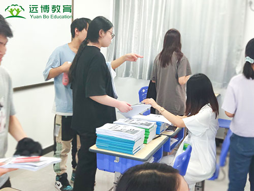 教材發放現場 教材發放現場